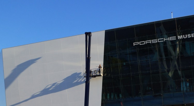 Fassadenbeklebung am Porschemuseum in Stuttgart