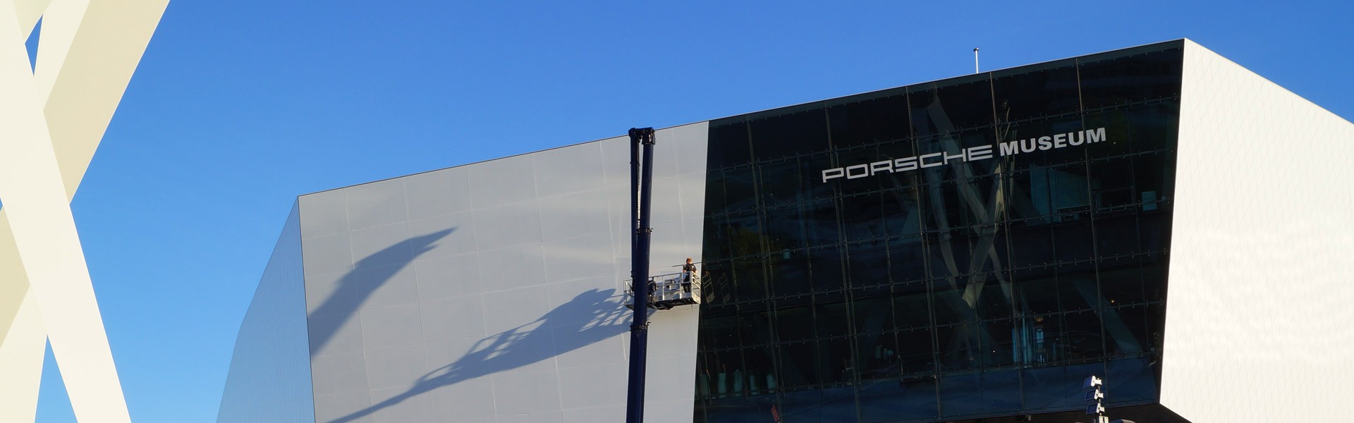 Fassadenbeklebung am Porschemuseum in Stuttgart
