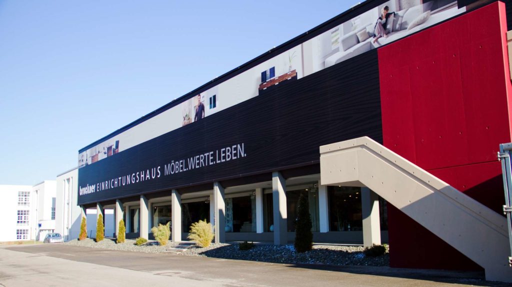 Fassadenwerbung mit Hilfe eines Vorbaus durch Rahmenkionstruktion