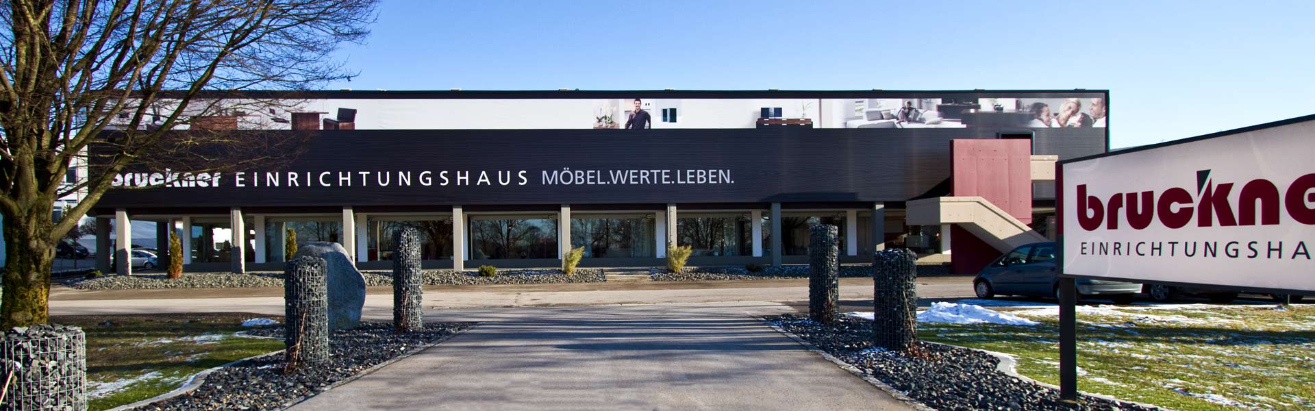 Werbemittel für Außenwerbung: Fassadenwerbung, Schaufensterwerbung, Bannerwerbung und Leuchtreklame