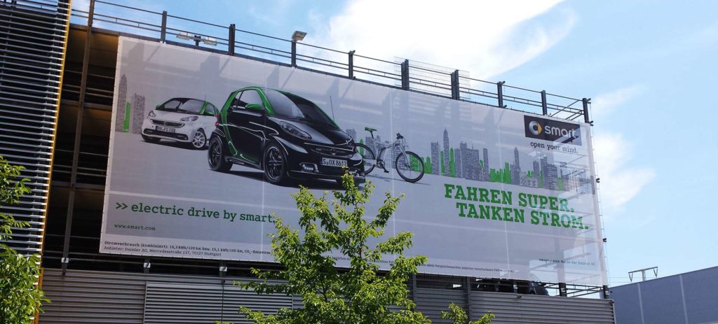 Bannerwerbung an einer Gebäudefassade mit einer Wandbefestigung