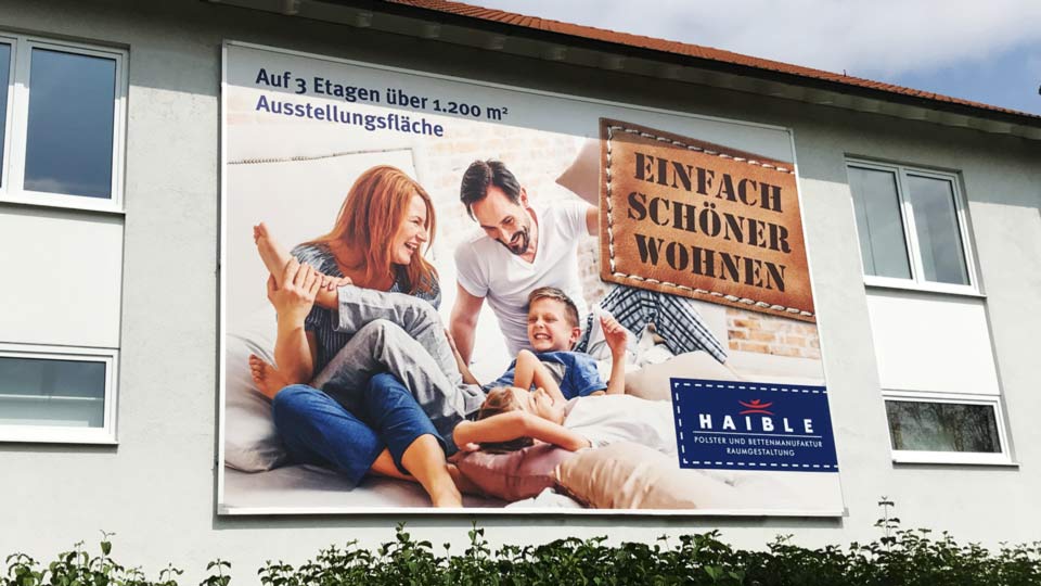 Wandbefestigung für Werbebanner. Kederrahmen, der Bannerrahmen