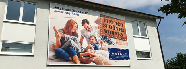 Wandbefestigung Werbebanner Kederrahmen.