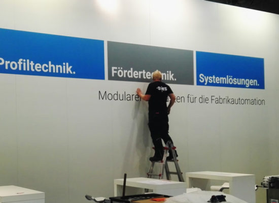 Beschriftung: Wir beschriften Schaufenster, Fassaden, Messestände und Fahrzeuge.