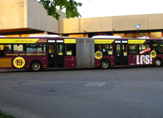 Werbung und Fahrzeugbeklebung von Bussen