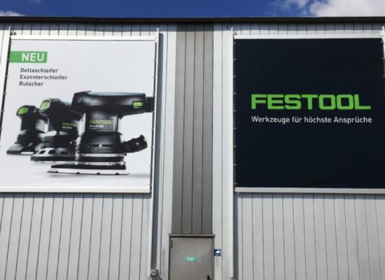 Gebäudewerbung: Werbebanner an einer Fassade befestigt mit einem Bannerrahmen.