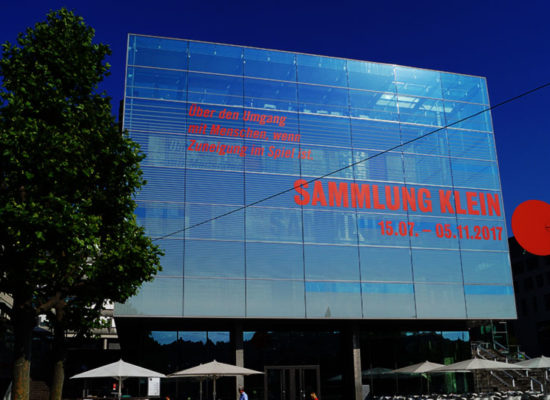 Großformatige Werbung an Glasfassaden mit Klebefolie. Professionelle Fassadenwerbung