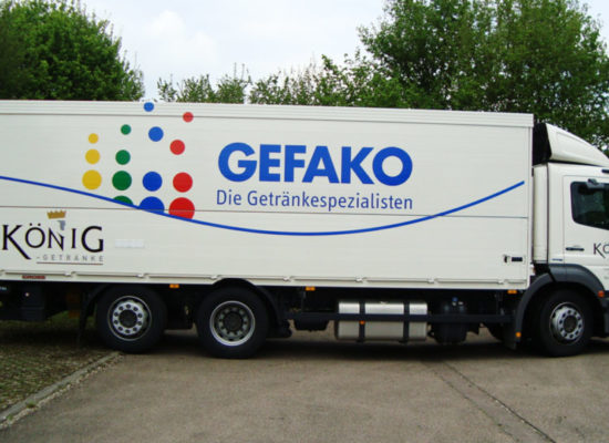 Werbung und Fahrzeugbeschriftung auf LKW: Saubere Beklebung von Fahrzeugen und Kfz-Autofolierung