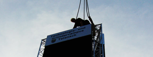 Aufbau und Montage von Pylonen sowie Werbetürmen