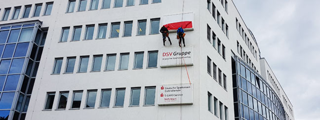 Befestigung und Montage von Schildern und Lichtreklame an Fassaden und Gebäuden