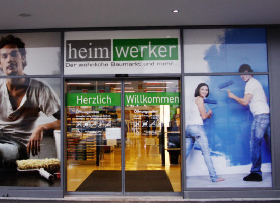 Schaufensterwerbung an einem Eingang eines großen Heimwerkermarktes