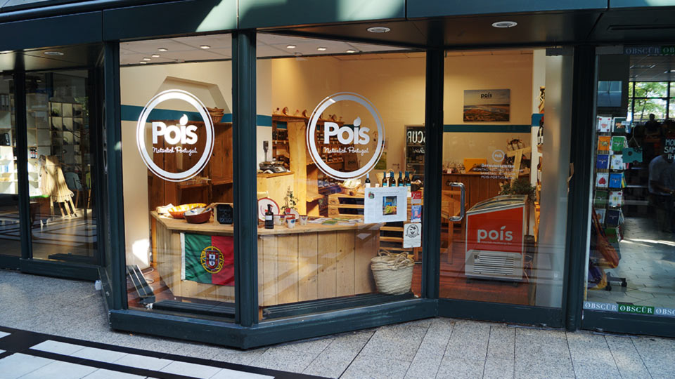 Branding am Schaufenster eines Ladenlokales für Produkte aus Portugal