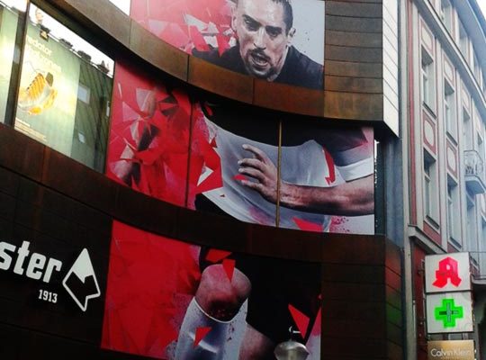 Großwerbung an einer Fensterfront eines großen Sportgeschäfts