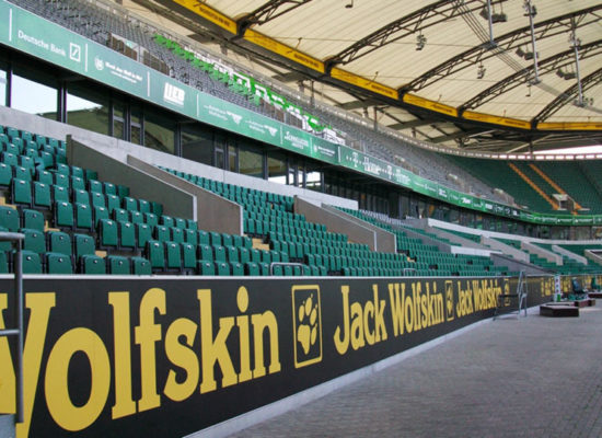 Stadionwerbung und Bandenwerbung: Ausrüstung von Arenas und Stadien mit Werbemitteln - 4