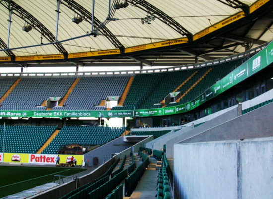 Stadionwerbung und Bandenwerbung: Ausrüstung von Arenas und Stadien mit Werbemitteln - 2