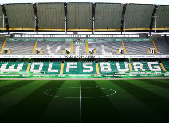 Stadionwerbung und Bandenwerbung: Ausrüstung von Arenas und Stadien mit Werbemitteln - 1