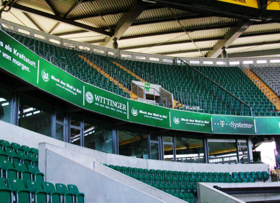 Stadionwerbung und Bandenwerbung: Ausrüstung von Arenas und Stadien mit Werbemitteln - 3