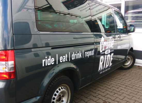 Werbung auf Fahrzeugen mit Logos und Schriftzügen durch die Fahrzeugbeschriftung (Autofolierung)
