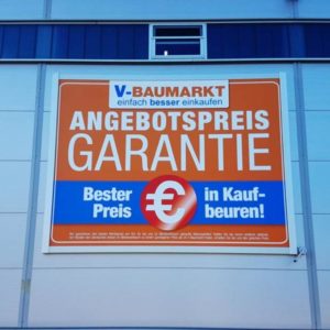 Beispiel einer Installation des Werbelifter+ mit Werbung für V-Baumarkt
