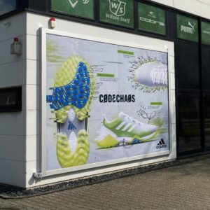 Beispiel einer Installation des Werbelifter+ mit Werbung für einen Schuhhersteller