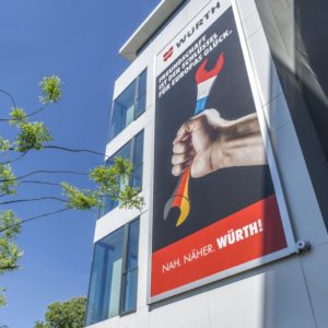 Beispiel einer Installation des Werbelifter+ mit Werbung für Würth