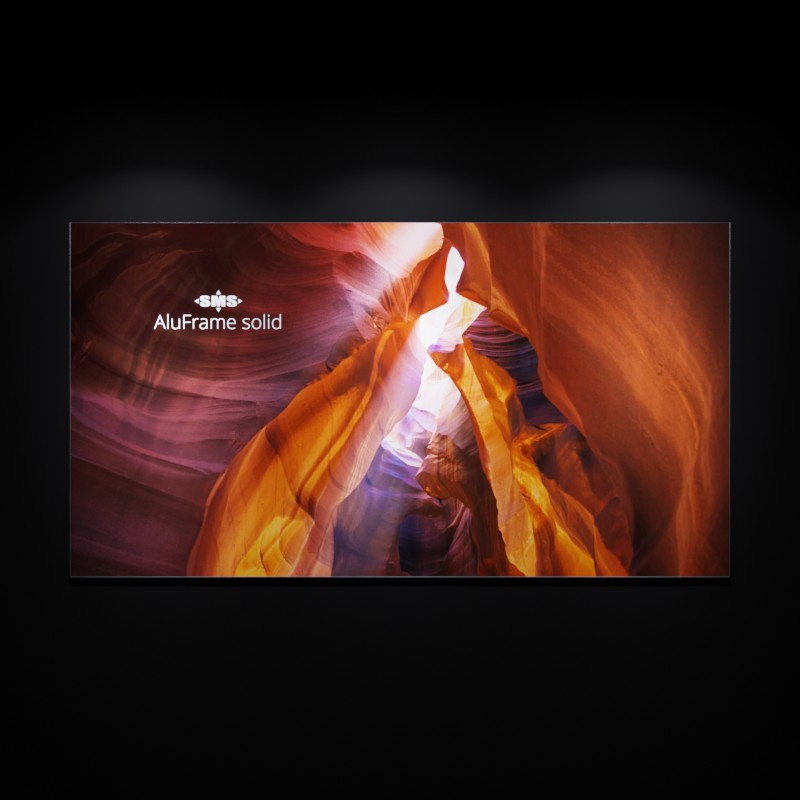 Solider Textilrahmen aus Aluminium zur Befestigung von Textildruck: AluFrame solid beleuchtet