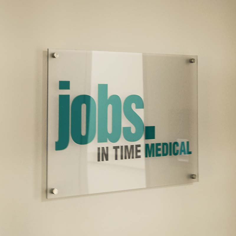 Firmenschild jobs in time medical, Eingang oben