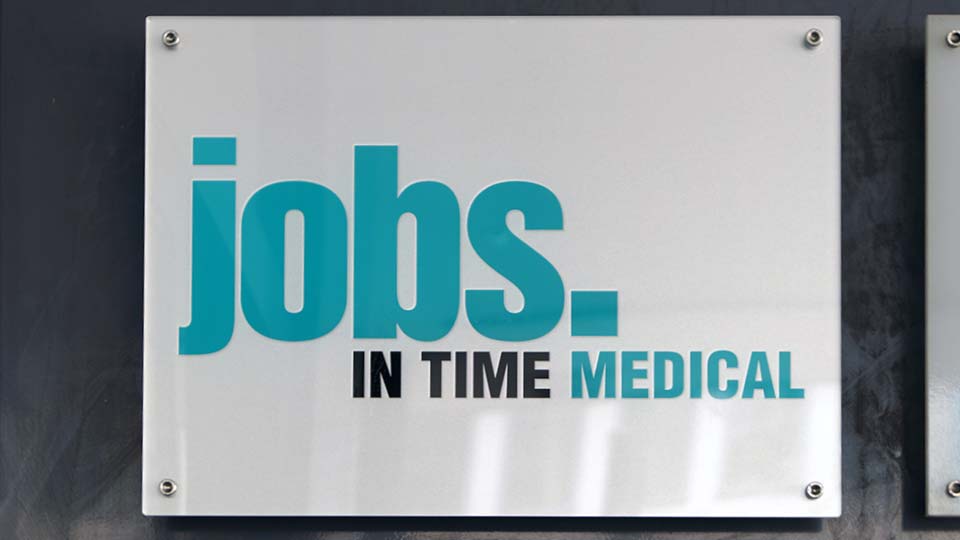 Firmenschilder Stuttgart: Herstellung und Montage für die Stuttgarter Filiale der Firma Jobs in Time Medical GmbH, Titelbild