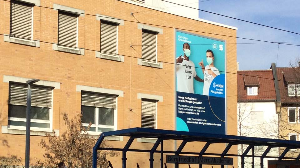 Werbeanlage Stuttgart: Fassadenwerbung mit großformatigem Werbebanner am Karl-Olga-Krankenhaus