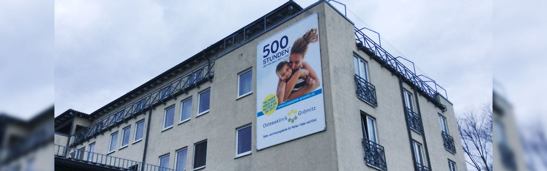 Unser Kederrahmen+ für die neue Fassadenwerbung der Ostseeklinik Grömitz