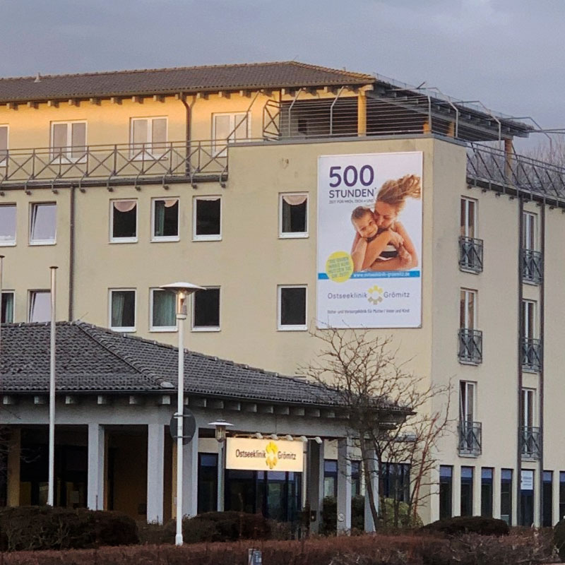 Die Fassade der Klinik mit der neuen Werbeanlage mit dem Kederrahmen+