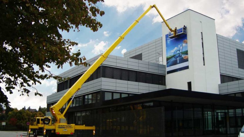 Montage und Befestigung von Werbeanlagen