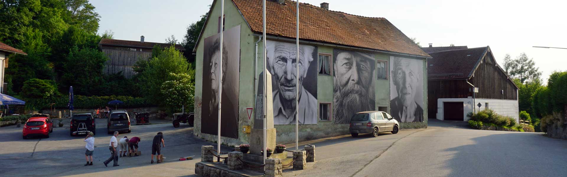 Der Seilrahmen+ für die Befestigung der Exponate der Installation "Spuren der Zeit" mit Fotografien des Fotografen Martin Waldbauer