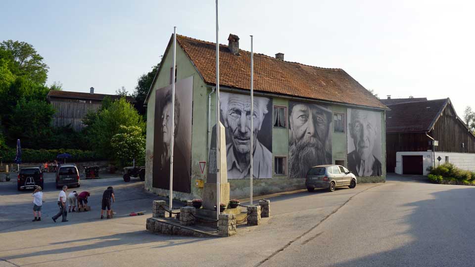 Der Seilrahmen+ für die Befestigung der Exponate der Installation "Spuren der Zeit" mit Fotografien des Fotografen Martin Waldbauer