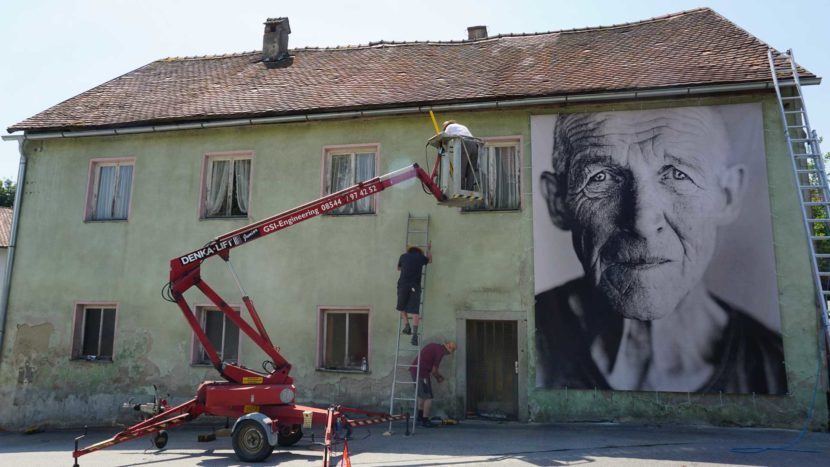 Installation "Spuren der Zeit" mit Fotografien des Künstlers Martin Waldbauer