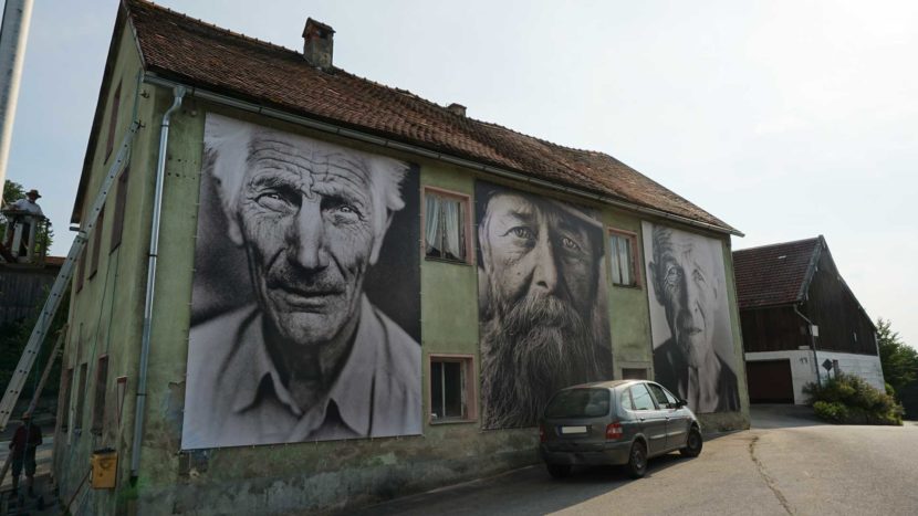 Installation "Spuren der Zeit" mit Fotografien des Künstlers Martin Waldbauer