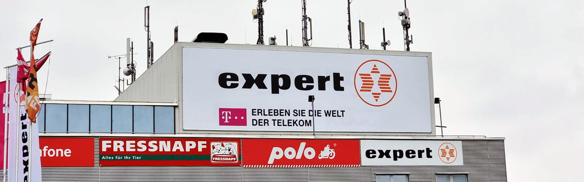 Neue Außenwerbung in Aalen für Expert-Schlagenhauf Elektronik- und Elektrofachhandel bekam zwei neue Kederrahmen+