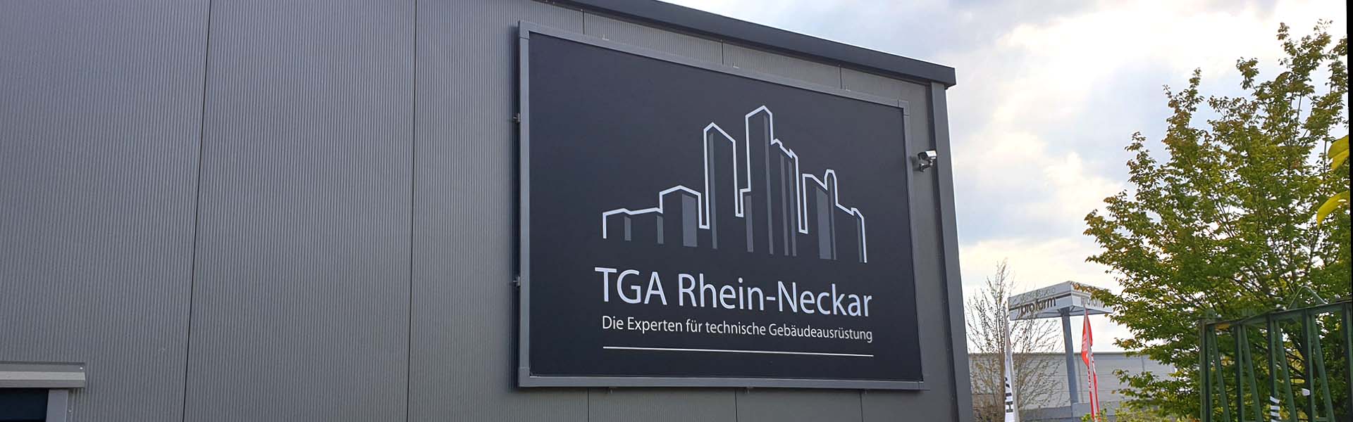 tga-rhein-neckar-fassadenwerbung-kederrahmen-2-1920x600