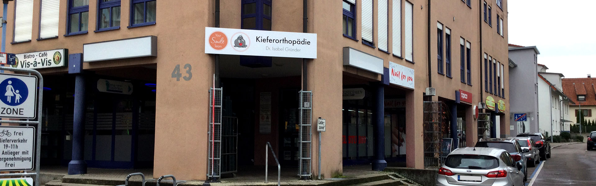 Firmenschild Filderstadt: Neue Beschilderung für die Kieferorthopädie von Dr. Isabel Gründer