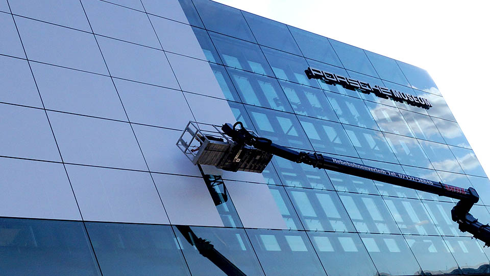 Folierung der Fassade des Porsche Museums in Stuttgart für die Einweihung der Skulptur "Inspiration 911".