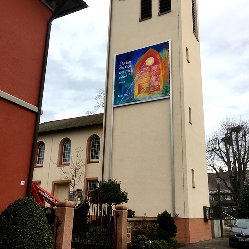 fassaden-display-werbelifter-plus-kirche-eckartsweier-800x800-1