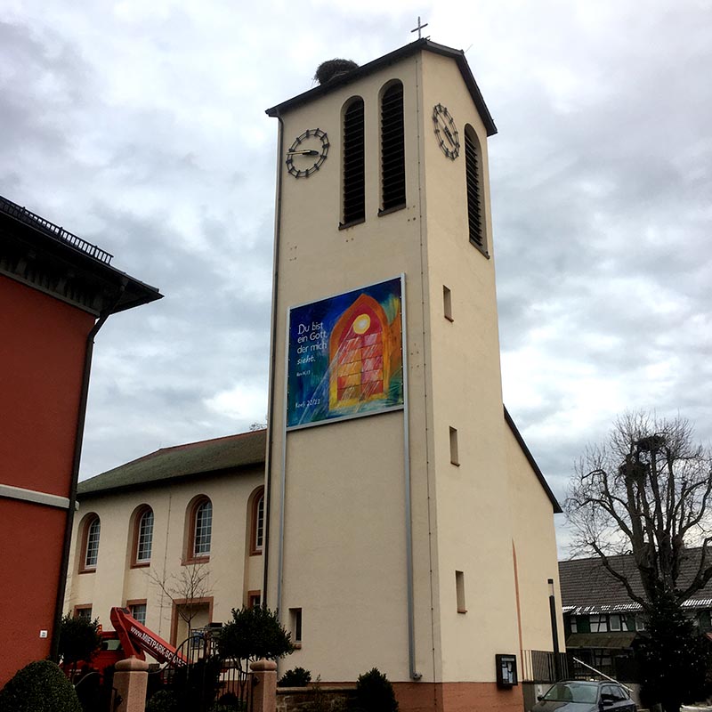 fassaden-display-werbelifter-plus-kirche-eckartsweier-800x800-2