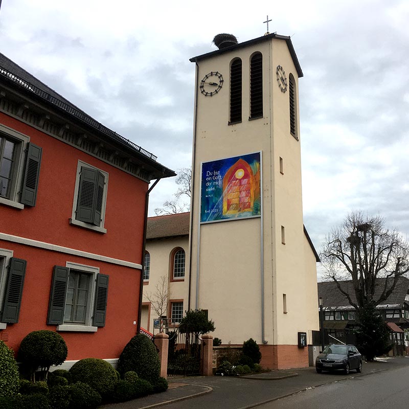 fassaden-display-werbelifter-plus-kirche-eckartsweier-800x800-3