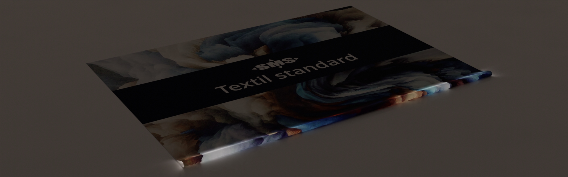 Stoffbanner: "Textil standard", Textildruck. Panorama-Vollansicht mit Hinterleuchtung zu Demozwecken