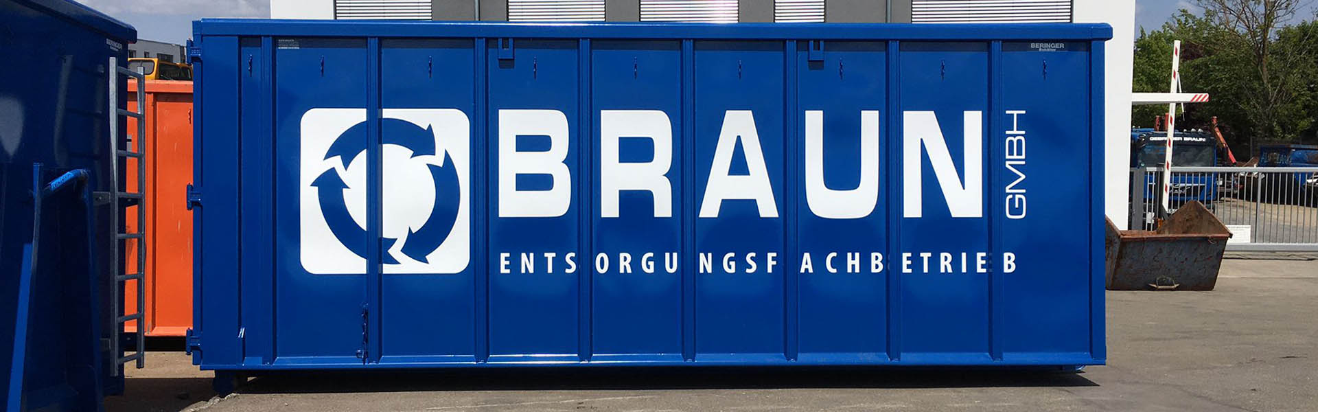 Produktion des Folienschnitt und Beschriftung der Container der Braun GmbH, Entsorgungsbetrieb.