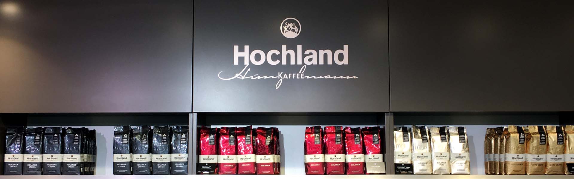 Folienschnitt, Foliendruck und Beschriftung im Flughafen Stuttgart bei Hochland Kaffee für zweimaster, Regalwerbung