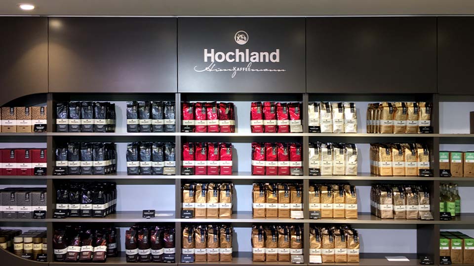 Folienschnitt, Foliendruck und Beschriftung im Flughafen Stuttgart bei Hochland Kaffee für zweimaster