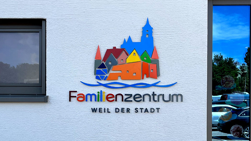 Lieferung und Montage eines 3D-Logos am Familienzentrum der katholischen Sankt Peter und Paul Gemeinde in Weil der Stadt, Frontansicht.