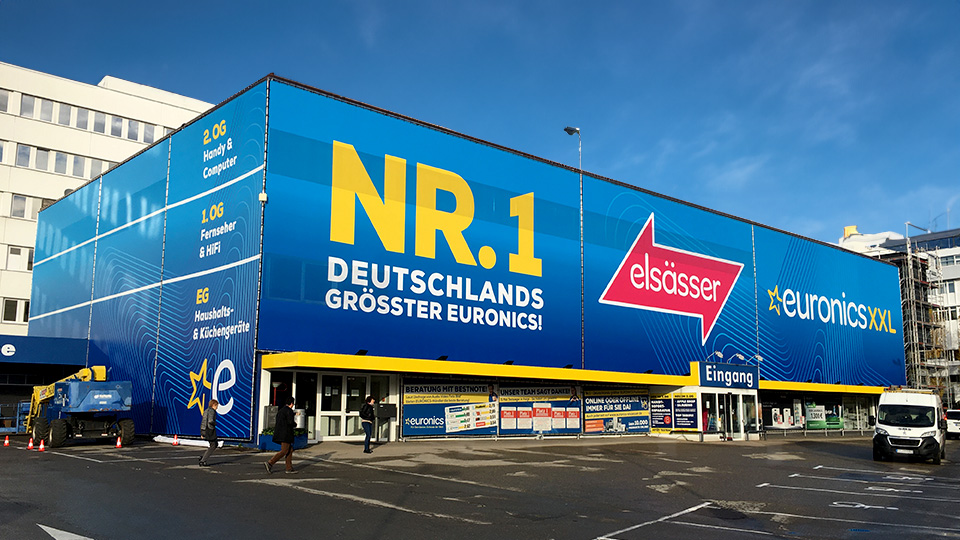 Fertig gestellte Erneuerung der Fassadenverkleidung bei Elsässer Euronics in Sindelfingen.