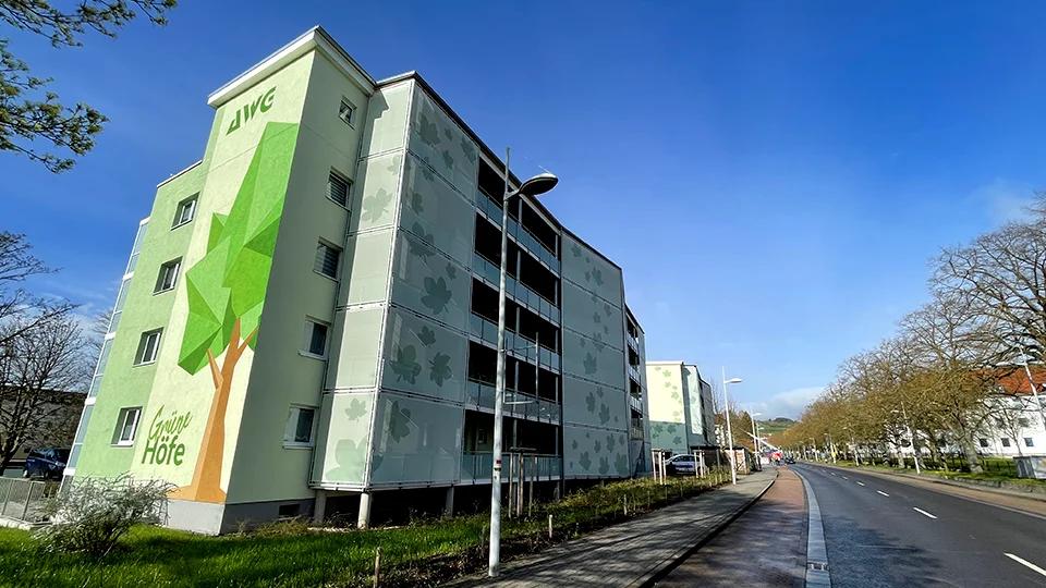 Ansicht der neuen Fassadenverkleidung eines der Gebäude "Grüne Höfe" in Eisenach.